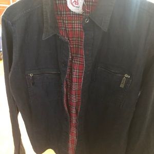 Chor button down black large but cut small